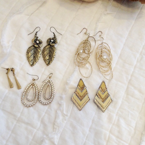 Jewelry - Gold tone earring bundle
